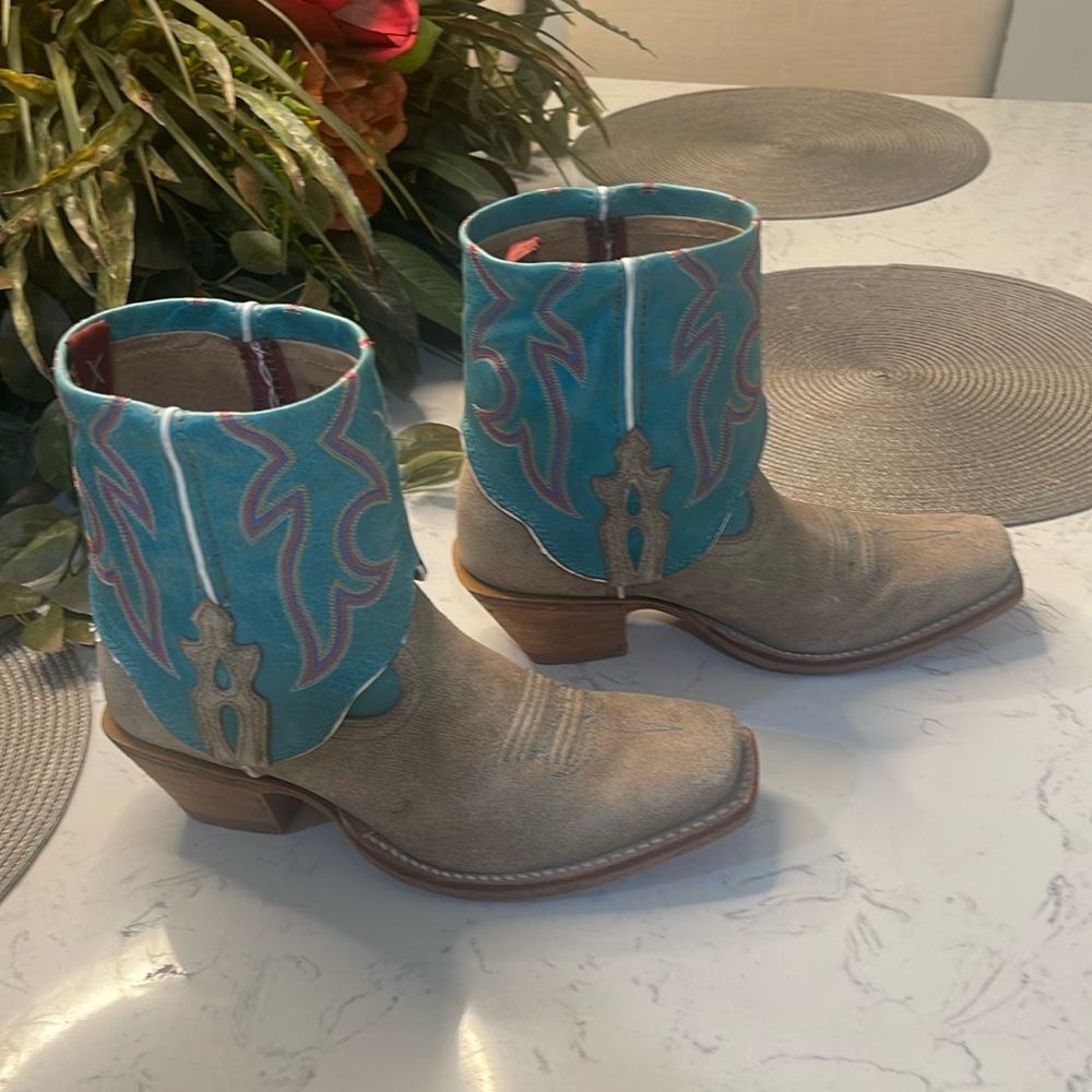 Used once women twisted X boots